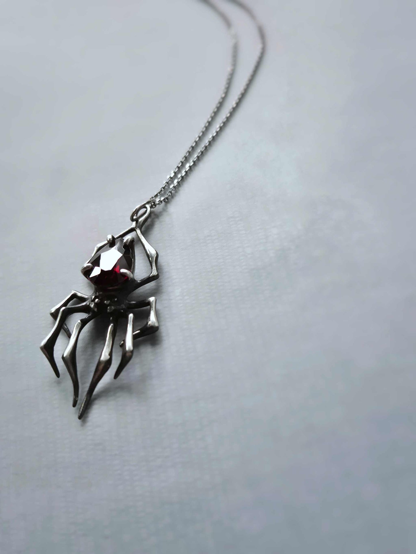 Spider necklace in sterling silver - Garnet gem