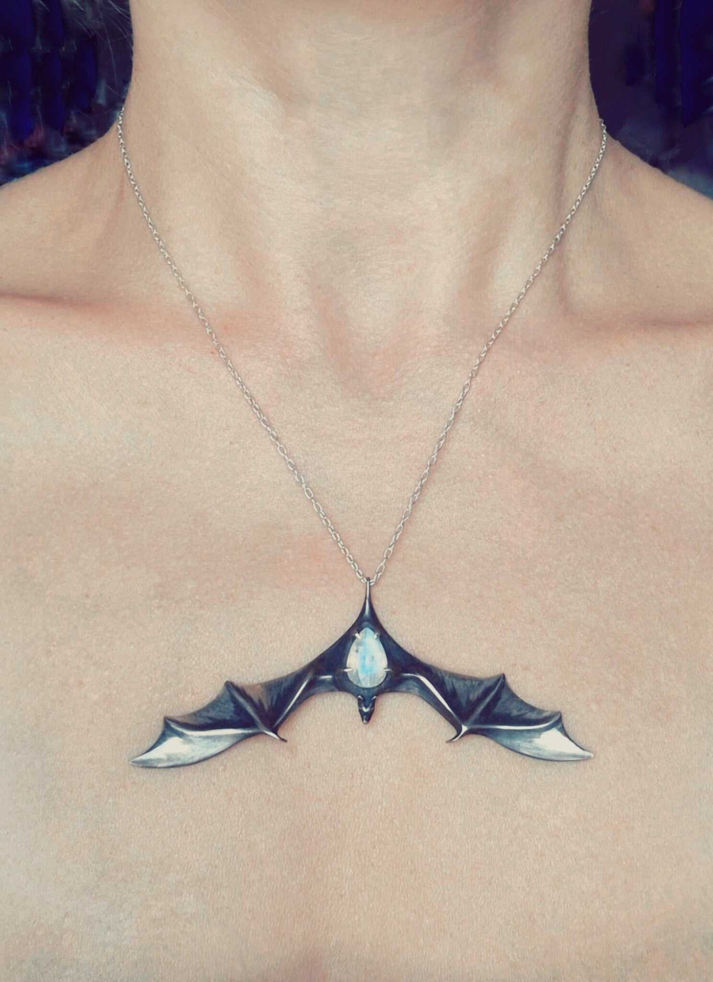 Bat necklace in sterling silver - Rainbow moonstone