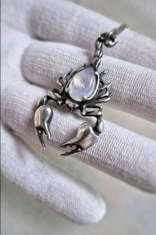 Scorpion necklace in sterling silver - Rainbow moonstone