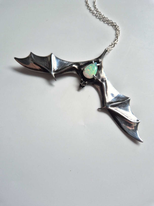 Collier chauve-souris en argent – Opale éthiopienne naturelle – Bijou symbolique en argent fait main