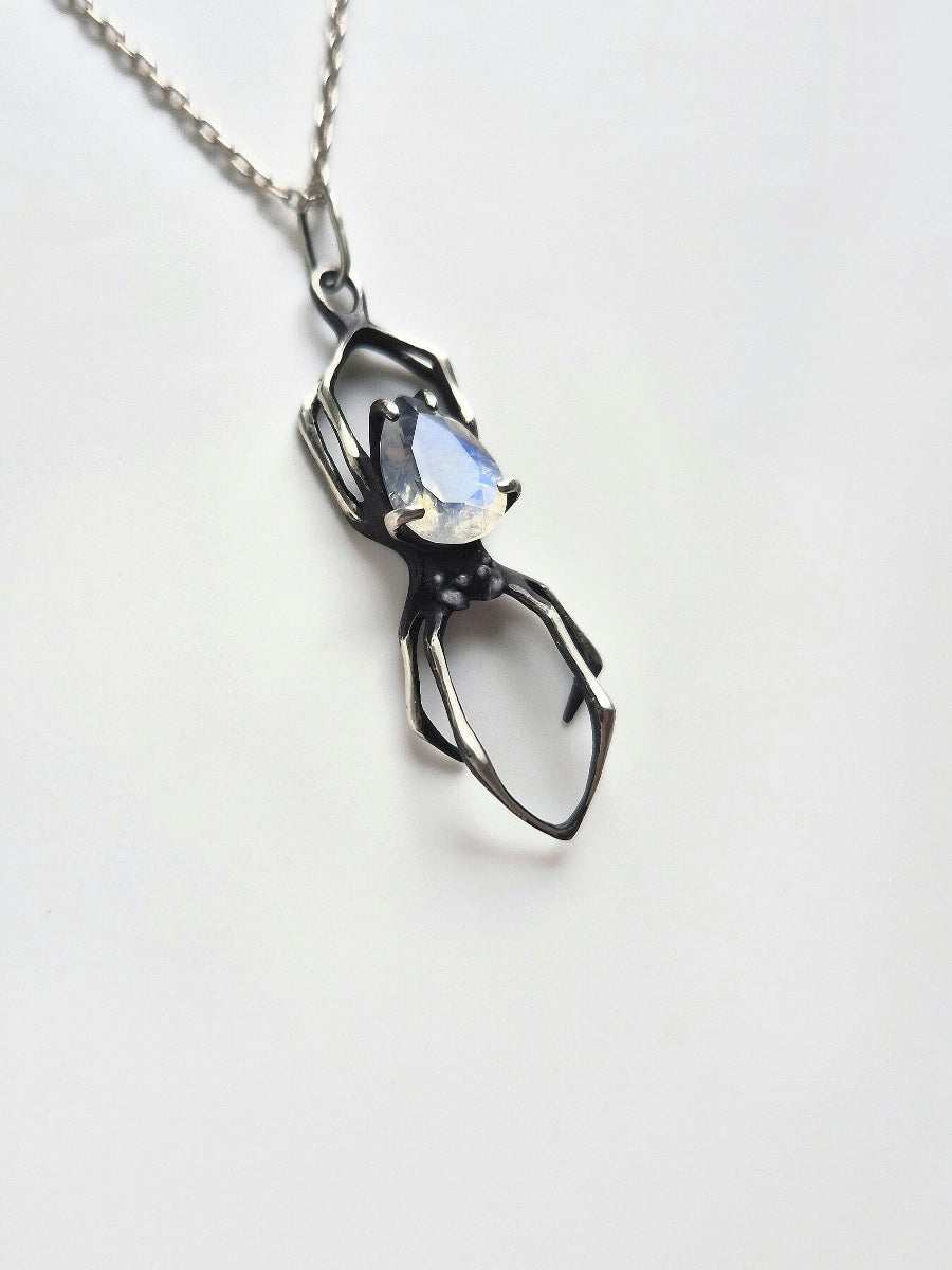 Silberne Spinnenkette - Regenbogen-Mondstein-Edelstein - Handgefertigter oxidierter Schmuck