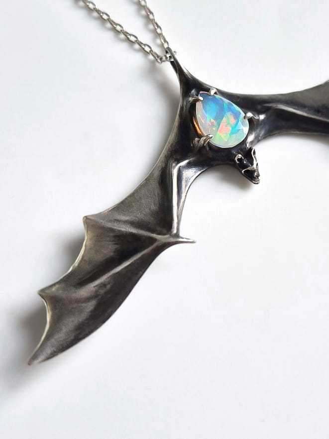 Collier chauve-souris en argent – Opale éthiopienne naturelle – Bijou symbolique en argent fait main