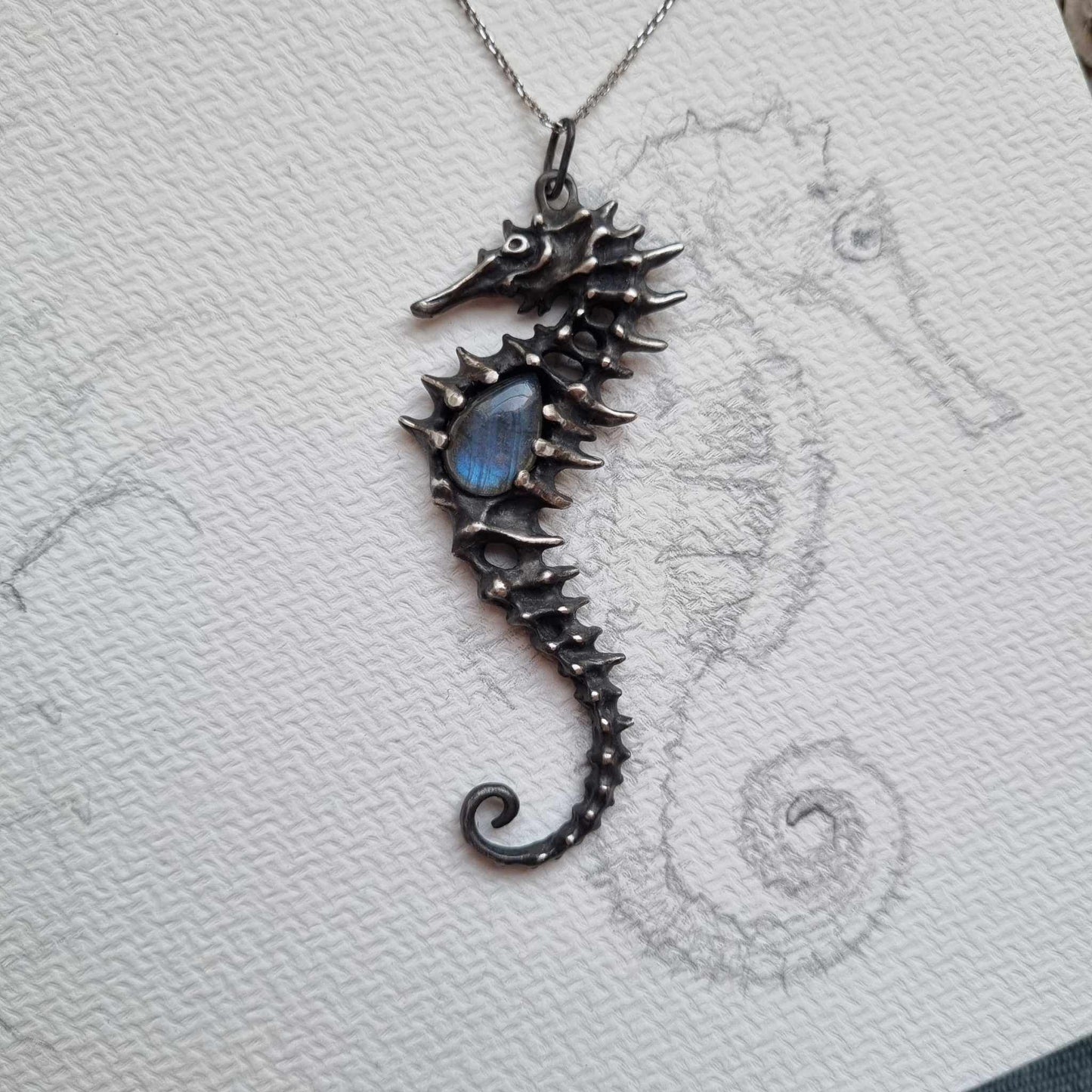 Pendentif hippocampe avec une pierre de labradorite bleue, bijoux sirène