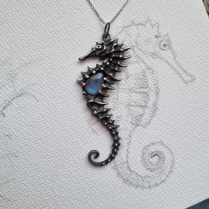 Pendentif hippocampe avec une pierre de labradorite bleue, bijoux sirène