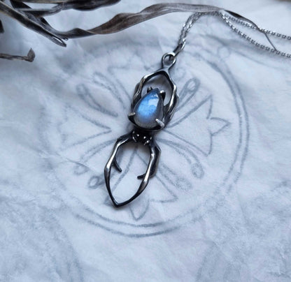 Aurora-Spinne-Anhänger mit einem blauen Labradorit-Edelstein, handgefertigtes Hexen-Amulett aus Silber