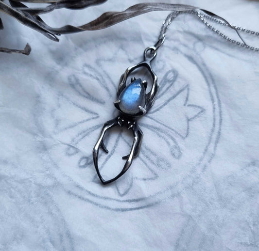 Pendentif Aurora Spider avec une pierre de labradorite bleue, amulette de sorcière en argent faite à la main