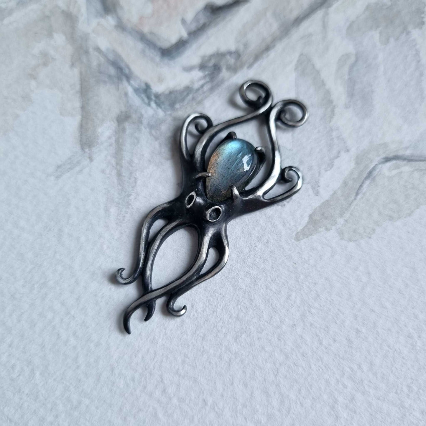 Pendentif Octopus Aurora avec un cabochon en labradorite bleu argenté, Bijoux argent sirène