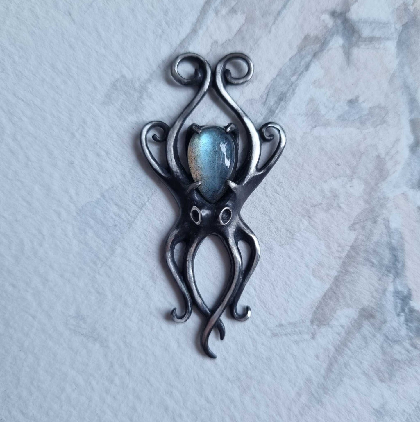 Pendentif Octopus Aurora avec un cabochon en labradorite bleu argenté, Bijoux argent sirène