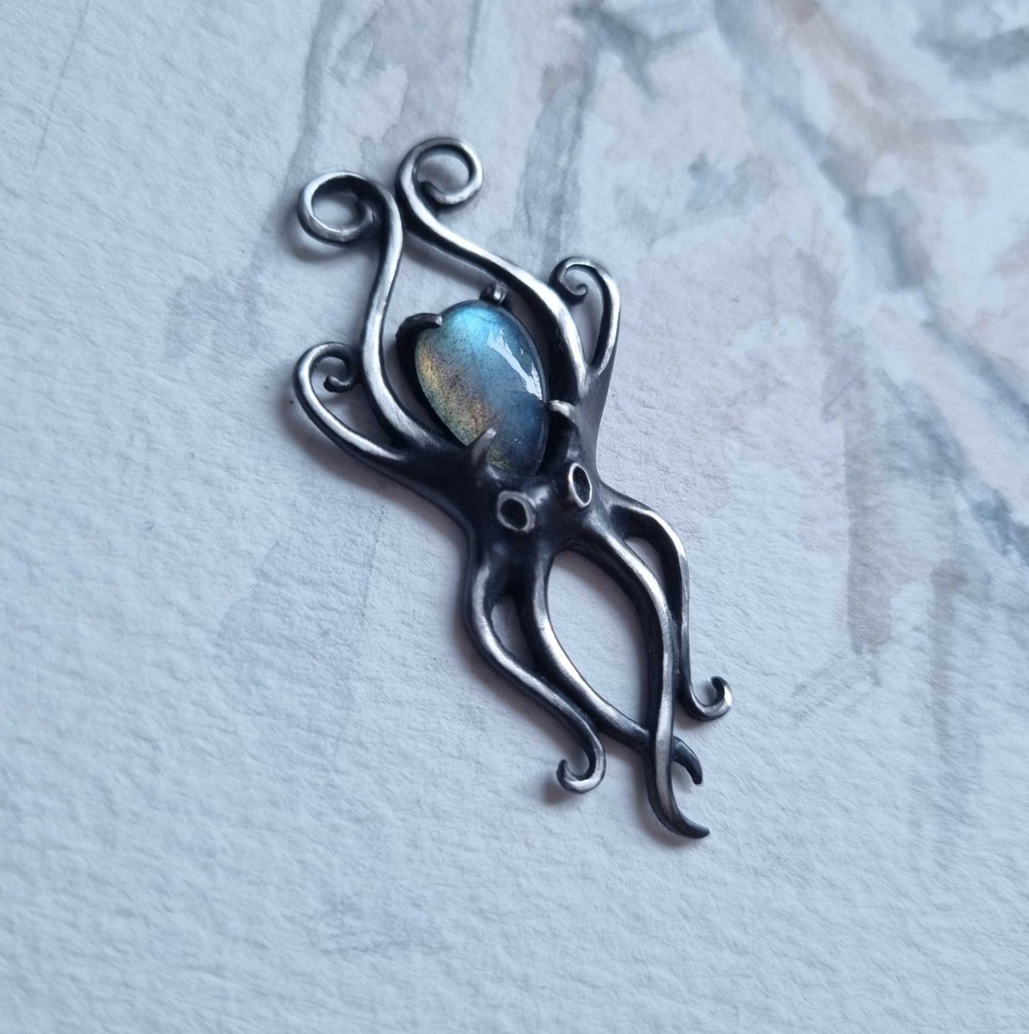 Pendentif Octopus Aurora avec un cabochon en labradorite bleu argenté, Bijoux argent sirène