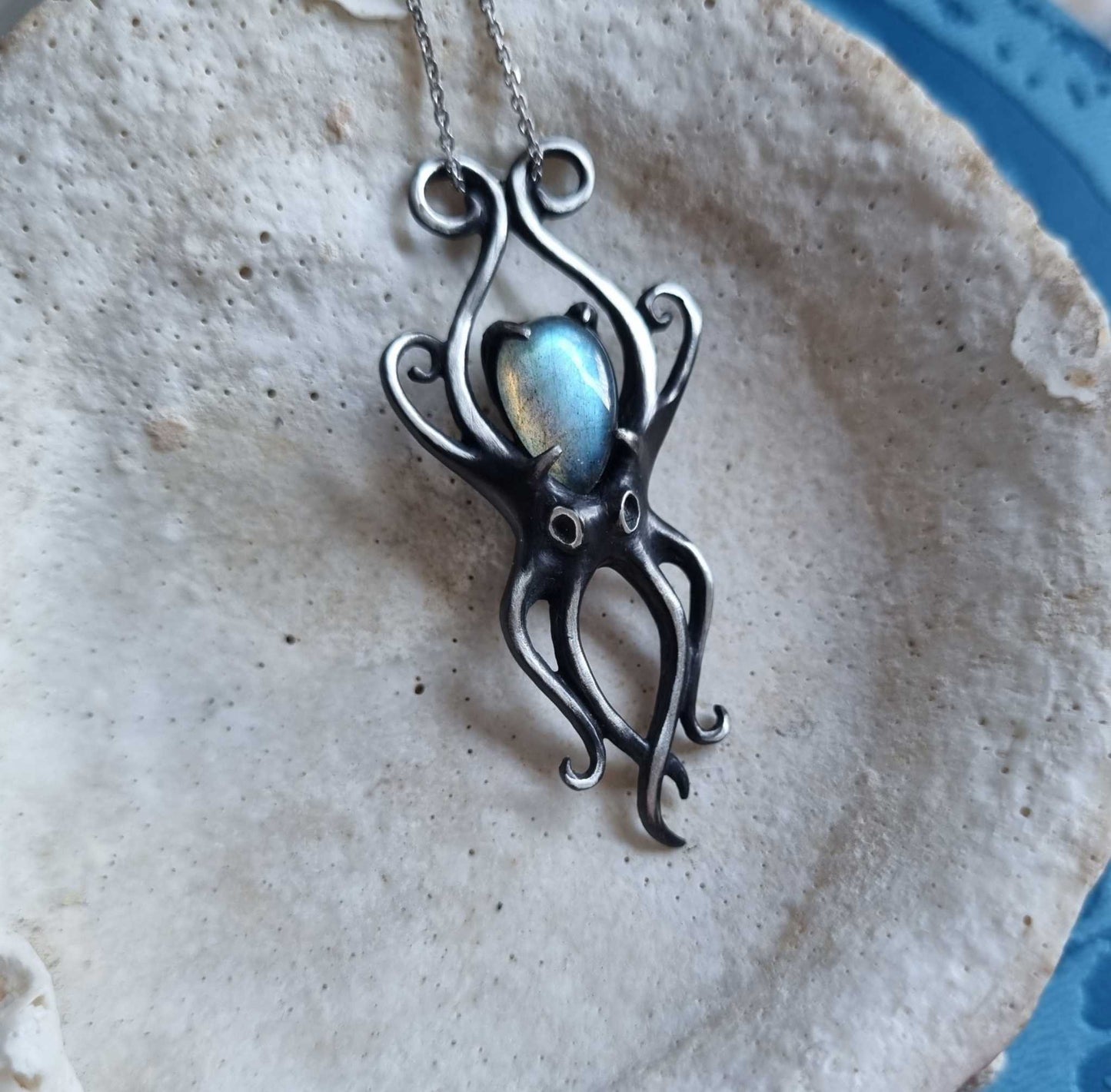 Pendentif Octopus Aurora avec un cabochon en labradorite bleu argenté, Bijoux argent sirène