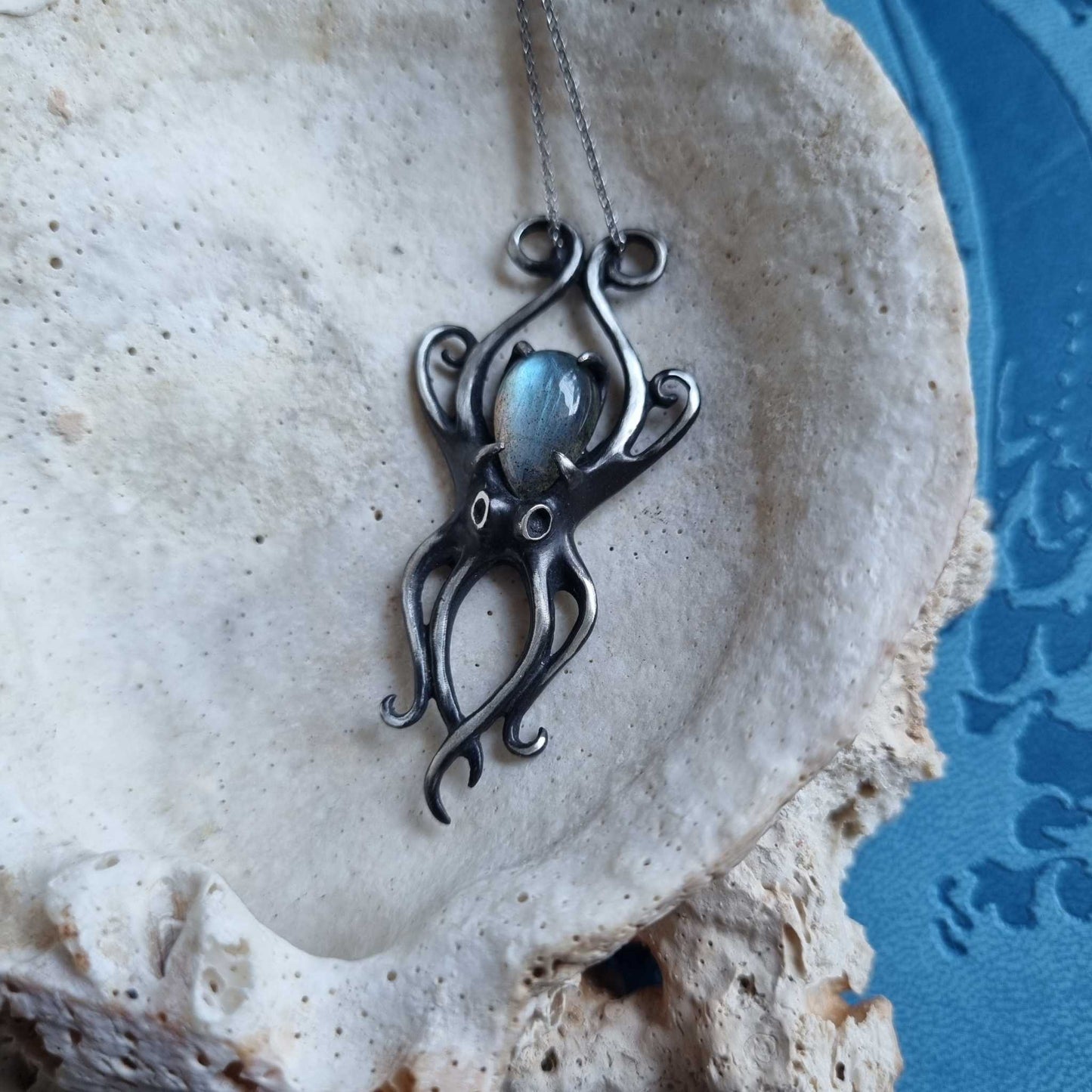 Pendentif Octopus Aurora avec un cabochon en labradorite bleu argenté, Bijoux argent sirène