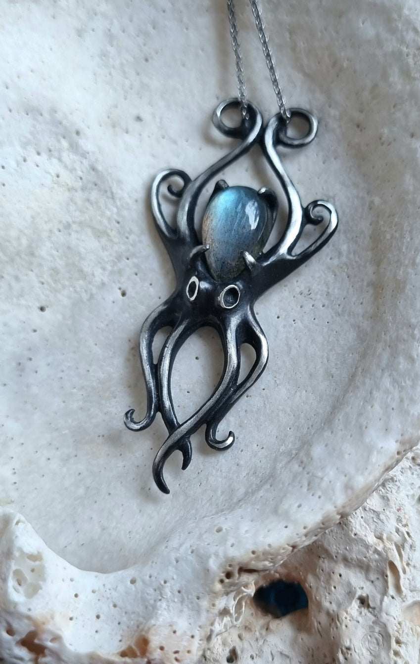 Octopus necklace in sterling silver - Labradorite
