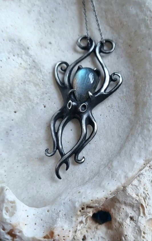 Octopus necklace in sterling silver - Labradorite
