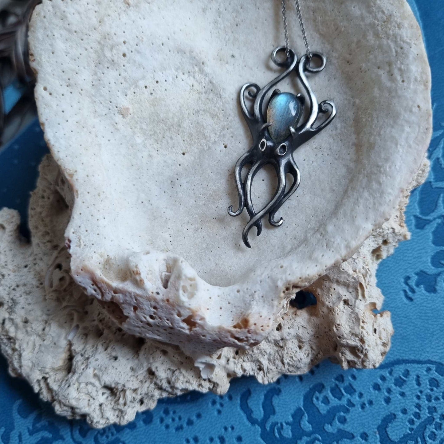 Pendentif Octopus Aurora avec un cabochon en labradorite bleu argenté, Bijoux argent sirène