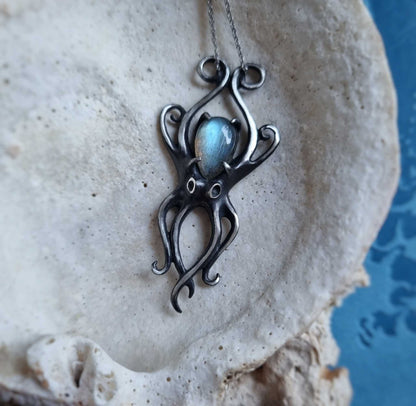 Pendentif Octopus Aurora avec un cabochon en labradorite bleu argenté, Bijoux argent sirène