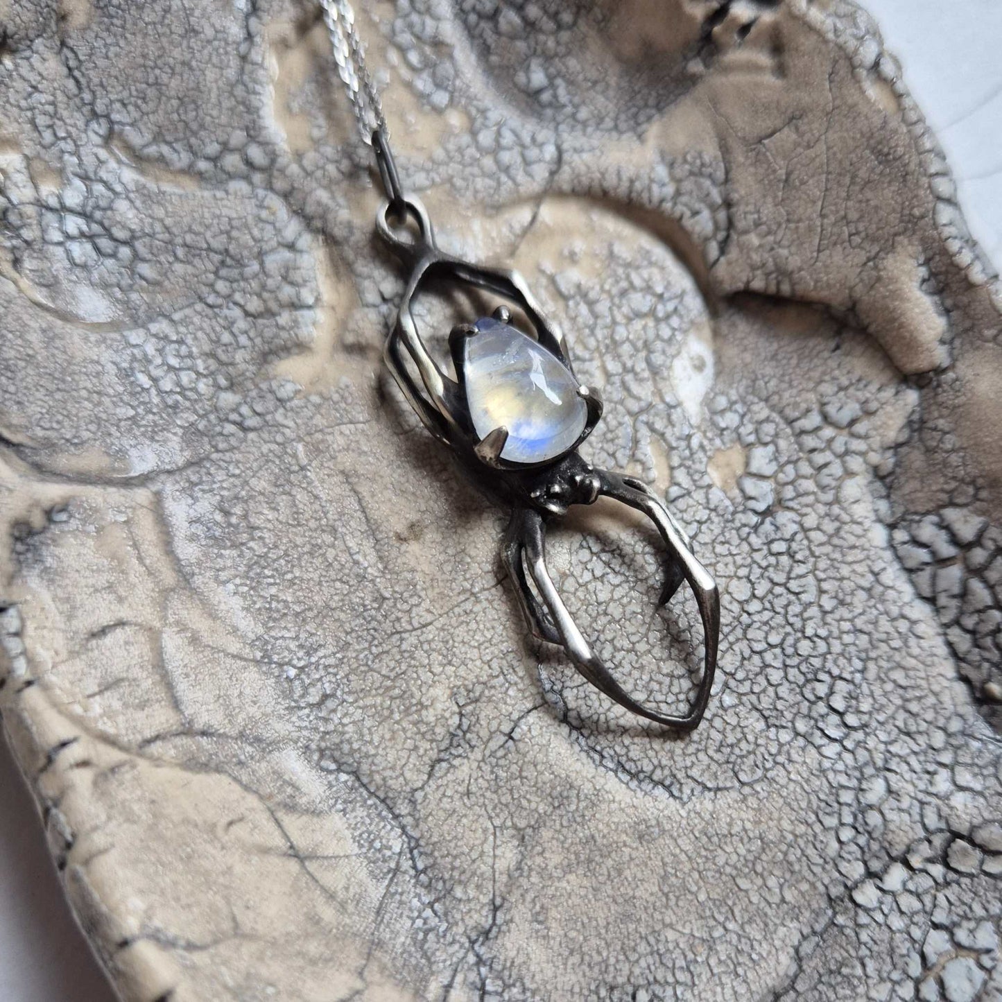 Pendentif Araignée Lunaire avec un cabochon en labradorite, amulette de sorcière en argent faite à la main