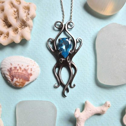 Pendentif pieuvre azur avec une pierre précieuse topaze bleue suisse, bijoux sirène en argent