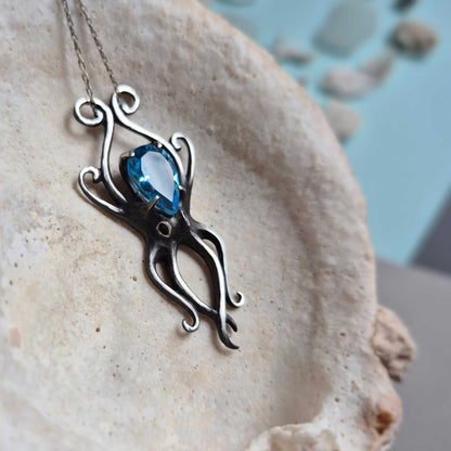 Pendentif pieuvre azur avec une pierre précieuse topaze bleue suisse, bijoux sirène en argent