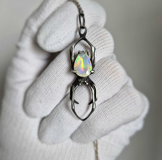 Opal-Spinnen-Anhänger mit einem äthiopischen Opal-Cabochon, Hexen-Silber-Talisman