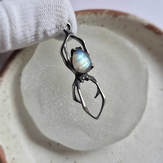 Pendentif Aurora Spider avec un cabochon en labradorite, amulette de sorcière en argent faite à la main