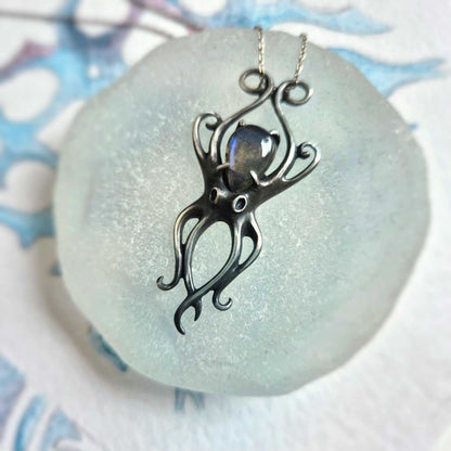 Pendentif Aurora Octopus avec un cabochon en labradorite argenté, bijoux en argent sirène faits à la main