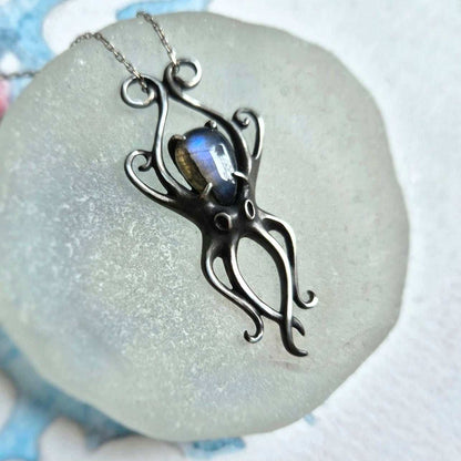 Pendentif Aurora Octopus avec un cabochon en labradorite argenté, bijoux en argent sirène faits à la main