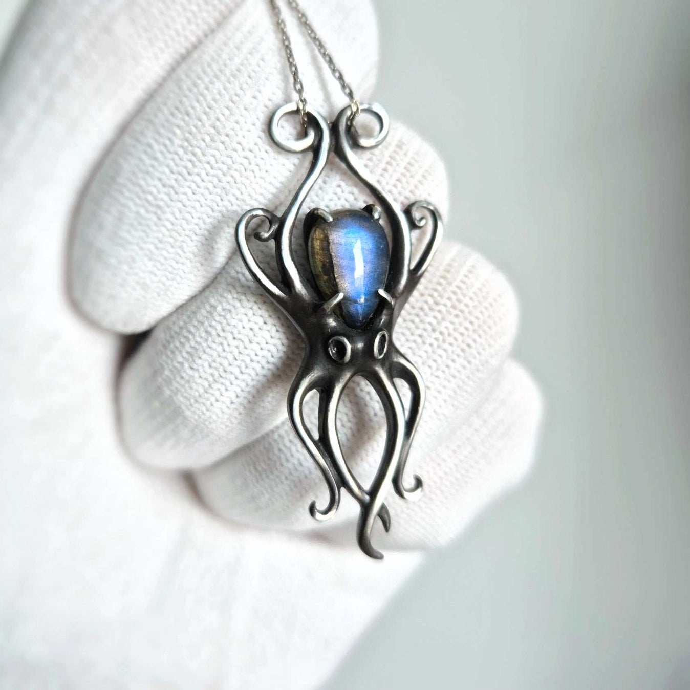 Pendentif Aurora Octopus avec un cabochon en labradorite argenté, bijoux en argent sirène faits à la main