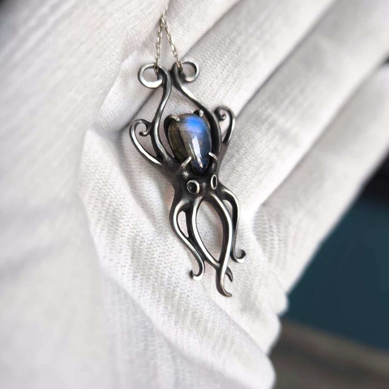 Pendentif Aurora Octopus avec un cabochon en labradorite argenté, bijoux en argent sirène faits à la main