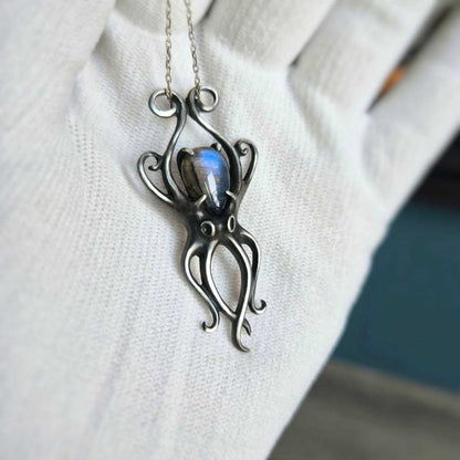 Pendentif Aurora Octopus avec un cabochon en labradorite argenté, bijoux en argent sirène faits à la main