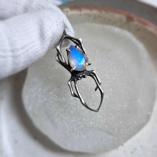 Pendentif Araignée de brouillard nacré avec un cabochon en labradorite, Talisman de sorcière en argent