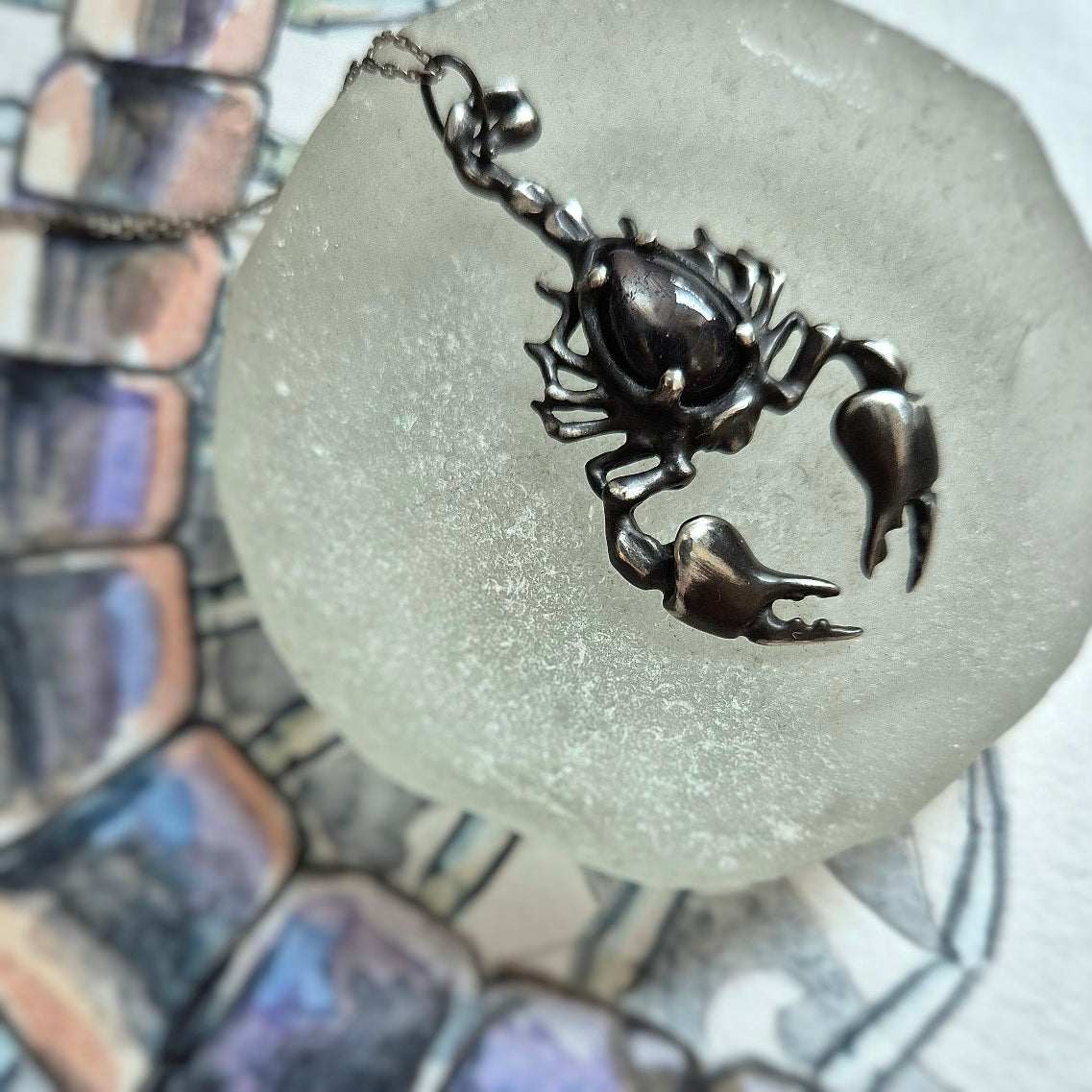 Midnight Scorpion Anhänger mit einem Hessonit-Granat-Cabochon