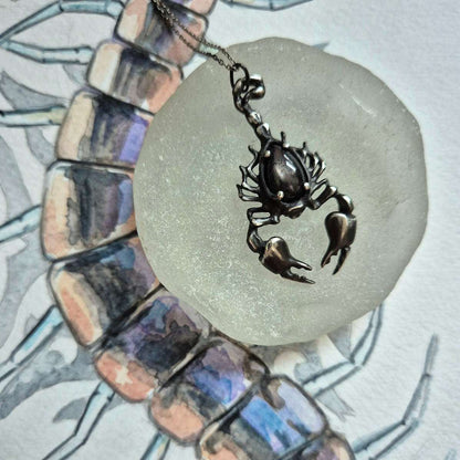 Midnight Scorpion Anhänger mit einem Hessonit-Granat-Cabochon