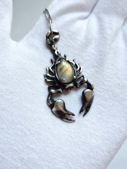 Scorpion necklace in sterling silver - Labradorite