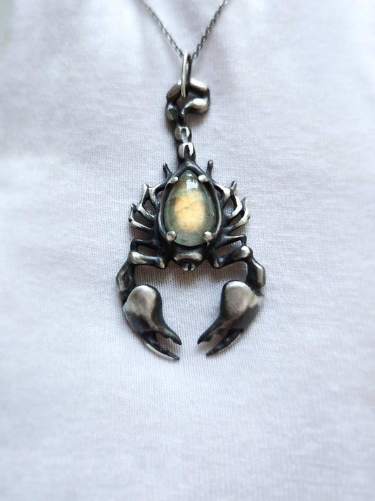 Scorpion necklace in sterling silver - Labradorite
