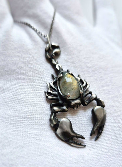 Scorpion necklace in sterling silver - Labradorite