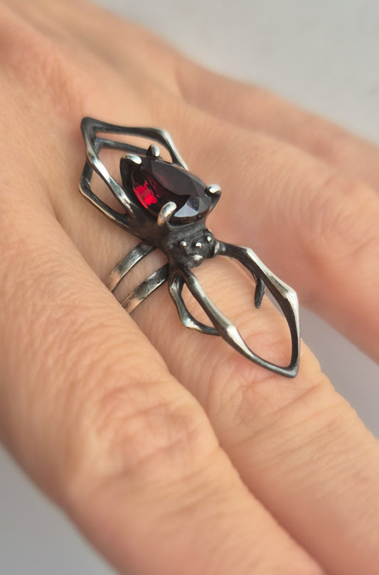 Spider ring with Garnet