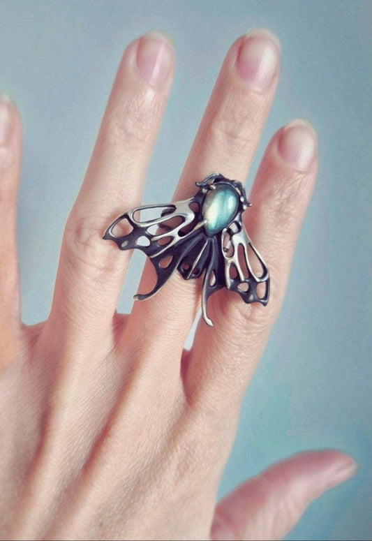 Moth ring in sterling silver - Blue/cyan labradorite - Custom crafted