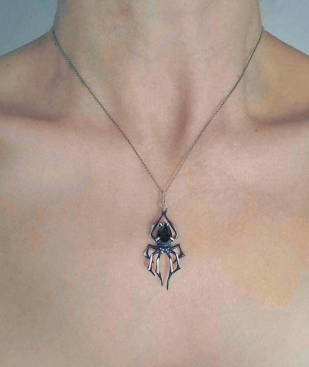 Spider necklace in sterling silver - Garnet gem