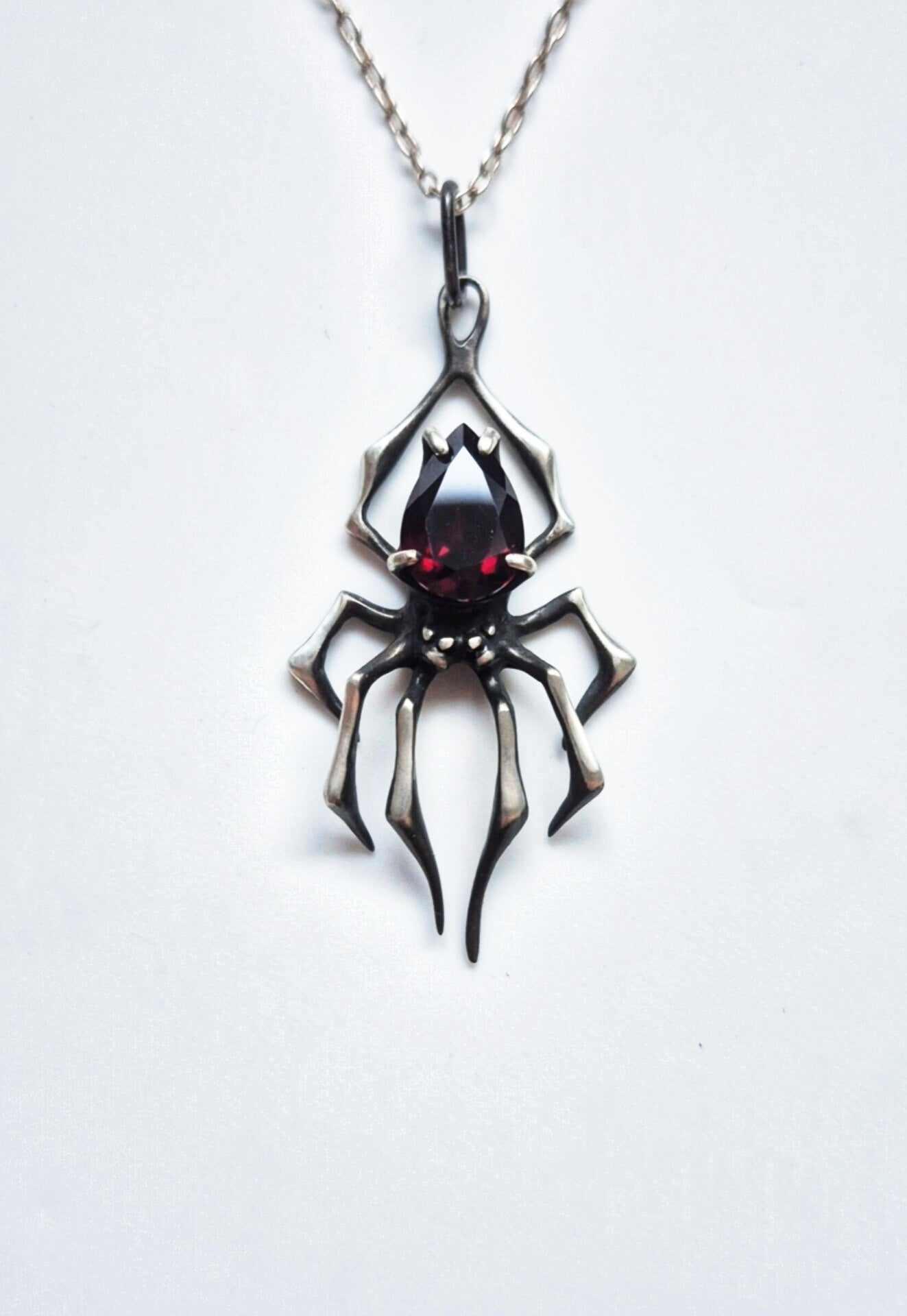 Spider necklace in sterling silver - Garnet gem