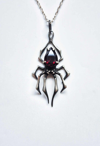 Spider necklace in sterling silver - Garnet gem