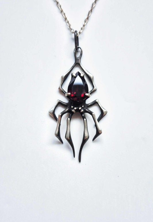 Spider necklace in sterling silver - Garnet gem