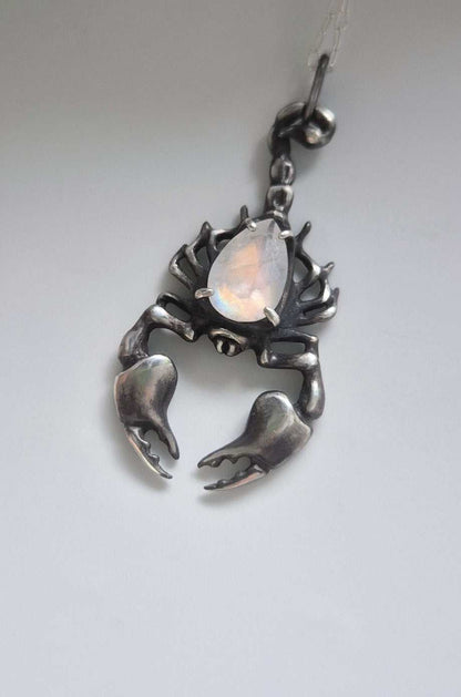 Scorpion necklace in sterling silver - Rainbow Moonstone