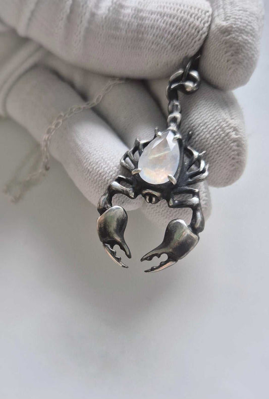 Scorpion necklace in sterling silver - Rainbow Moonstone