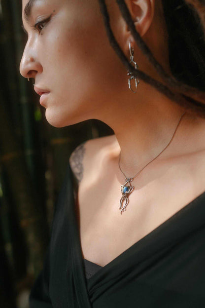 Octopus necklace in sterling silver - Labradorite