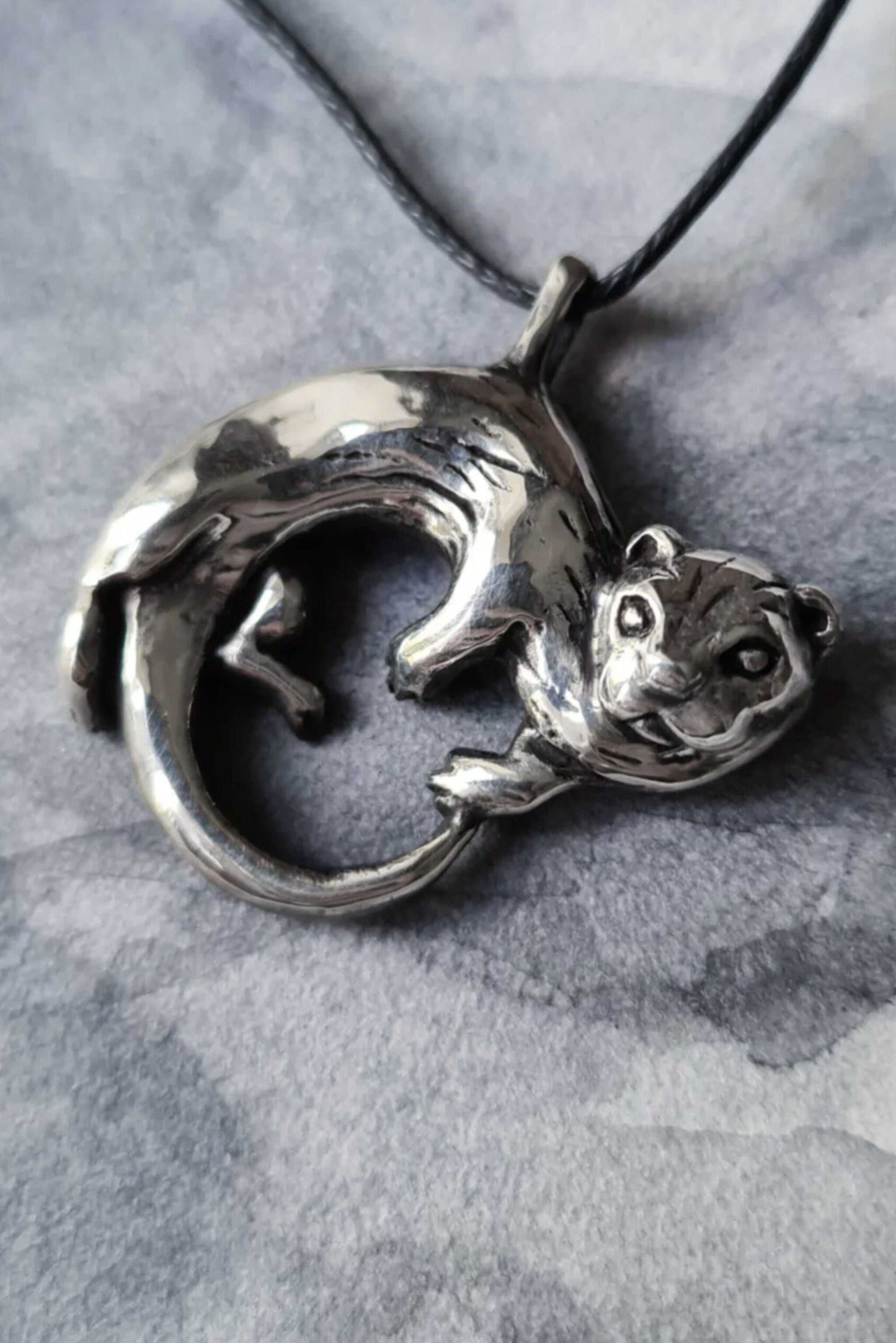 Otter necklace • Sterling silver