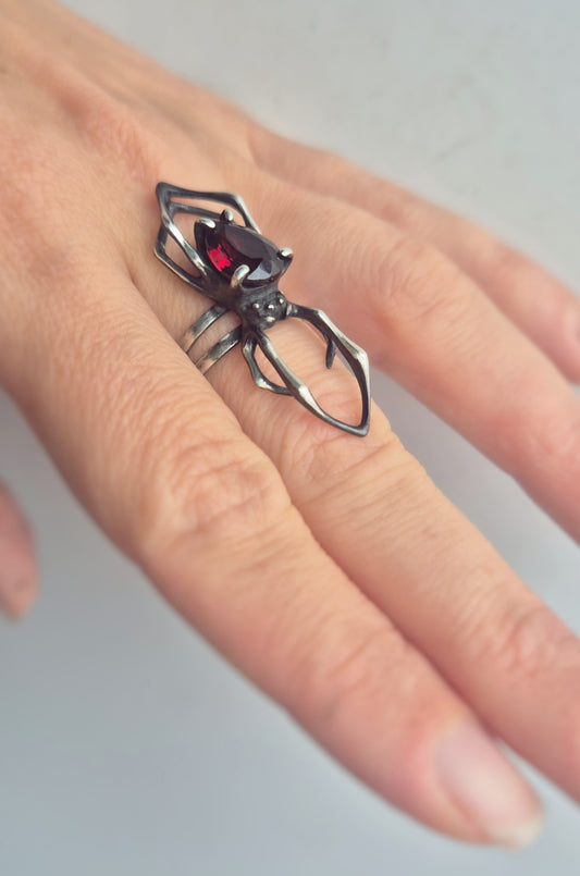Spider ring with Garnet