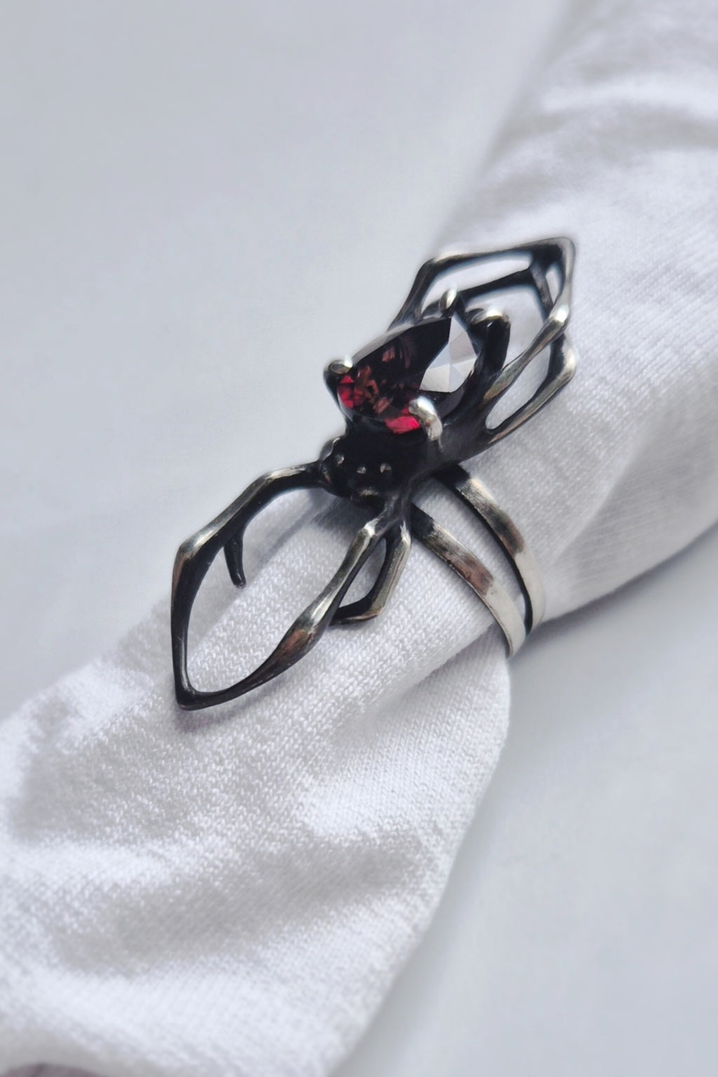 Spider ring with Garnet