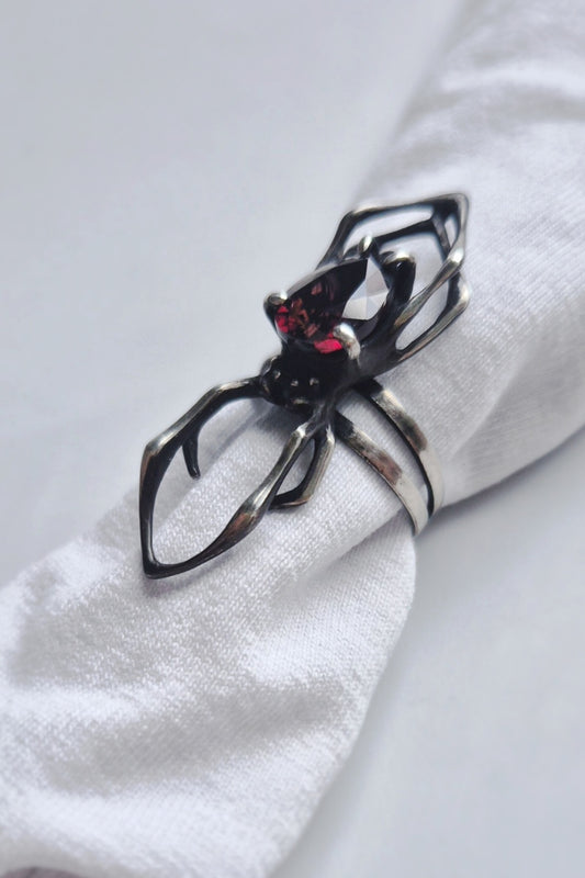 Spider ring with Garnet