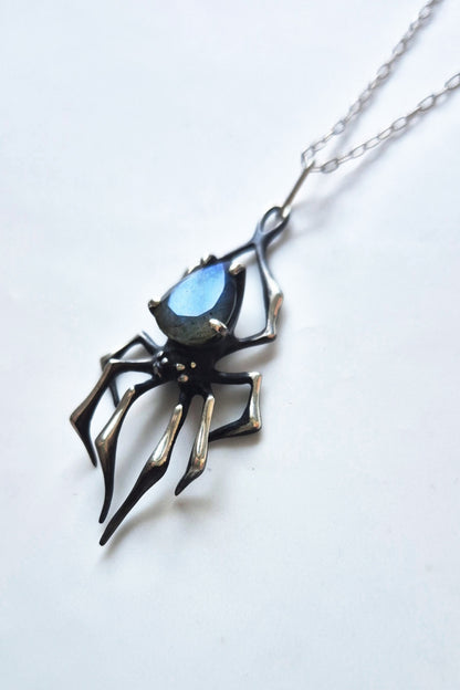 Spider necklace "the Queen" with Labradorite