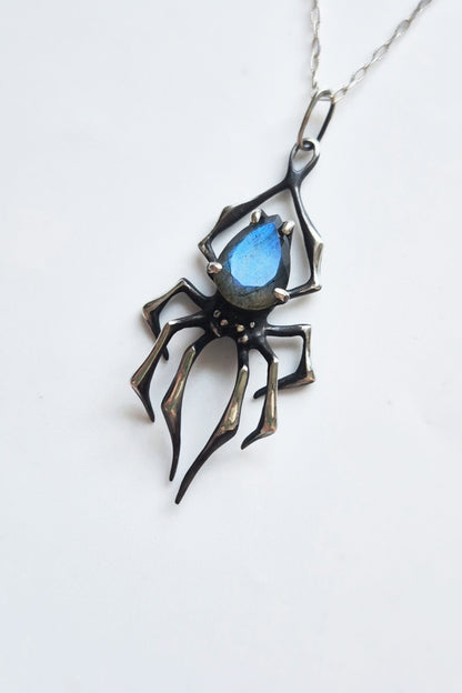 Spider necklace "the Queen" with Labradorite